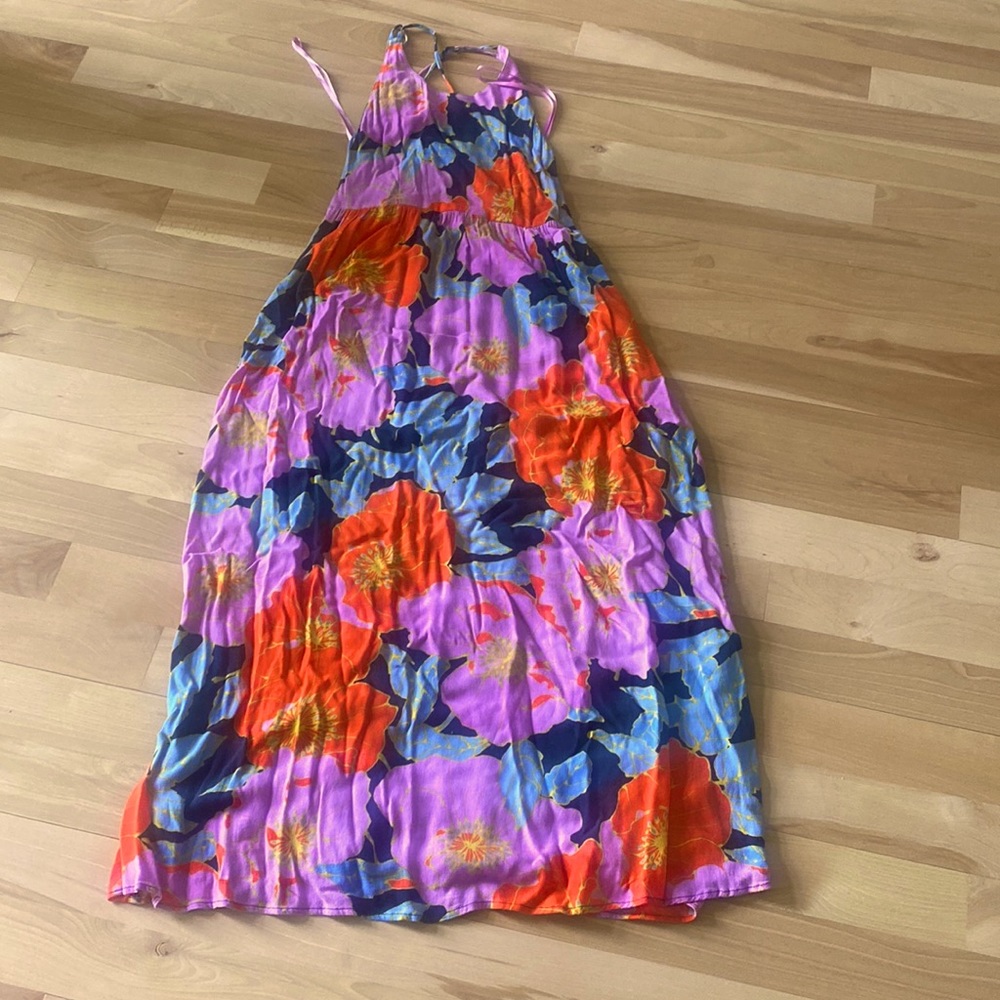 Loft floral maxi dress 0P super cute on!! Worn a couple times